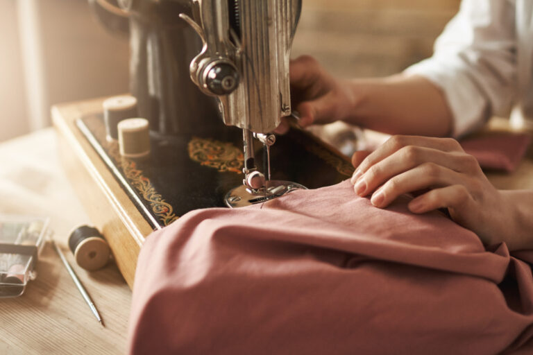 cucire-mi-rilassa-la-mente-colpo-potato-del-sarto-femminile-che-lavora-al-nuovo-progetto-facendo-i-vestiti-con-la-macchina-per-cucire-in-officina-essendo-occupato-giovane-designer-che-realizza-le-sue-idee