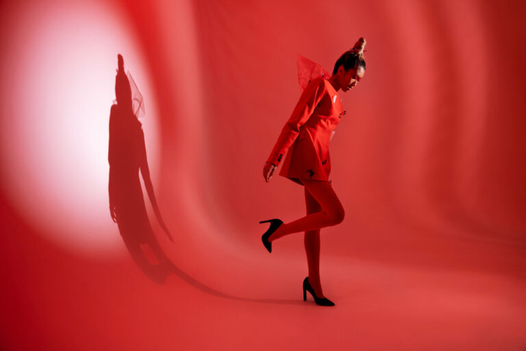 ritratto-surrealista-di-donna-alla-moda
