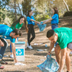 volontari-che-puliscono-nei-bei-boschi