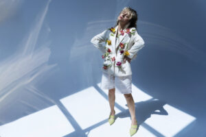 bella-donna-bionda-in-luce-blu