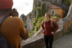 uomo-di-vista-laterale-che-cattura-le-foto-della-donna